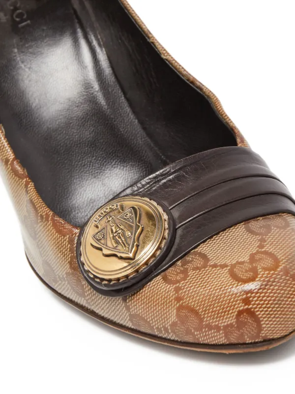 Gucci ブラウンレザー エンボスロゴ パンプス Gucci Pre-Owned ロゴエンボス パンプス | ブラウン | FARFETCH JP