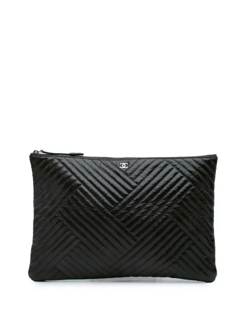 CHANEL Pre-Owned 2015-2016 Large CC Distressed Quilted Patent Chevron Crossing O Case clutch bag