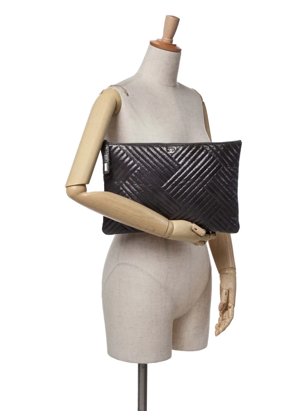 CHANEL Pre-Owned 2015-2016 Large CC Distressed Quilted Patent Chevron Crossing O Case clutch bag | Pre-Owned | Image 2