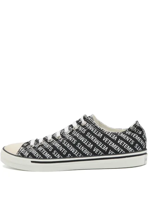 VETEMENTS tenis con logo estampado