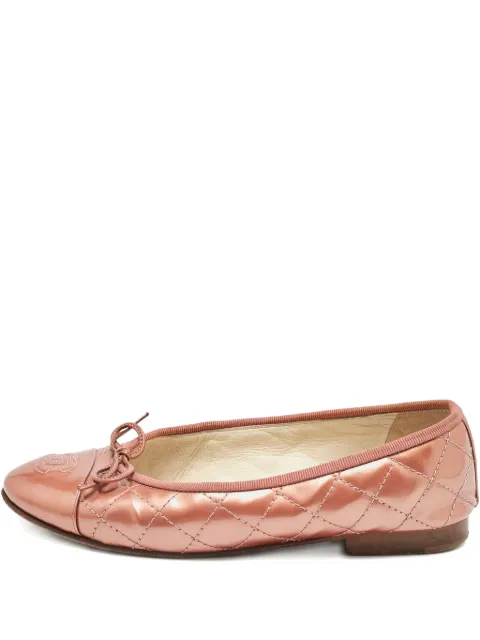 CHANEL Pre-Owned CC-logo patent-leather flat pumps