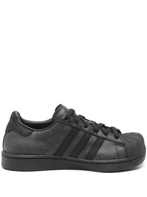 adidas tenis Superstar de piel en colaboración con AVAVAV
