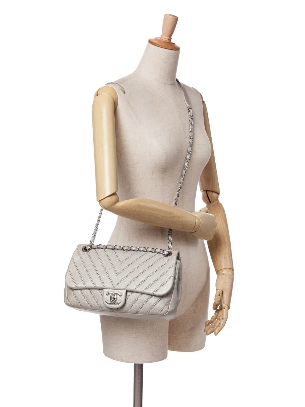 CHANEL Pre-Owned 2017-2018 Medium Chevron Calfskin Stud Wars Flap crossbody bag | Pre-Owned | Image 2