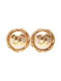 CHANEL Pre-Owned 1995 CC Mark clip-on earrings - Gold