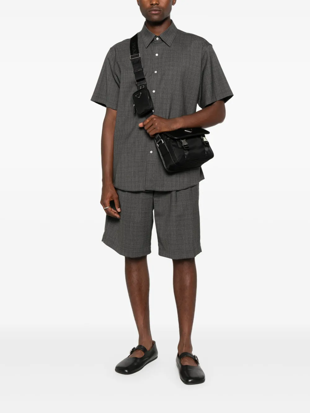 Prada Triangel schoudertas met logo - Zwart