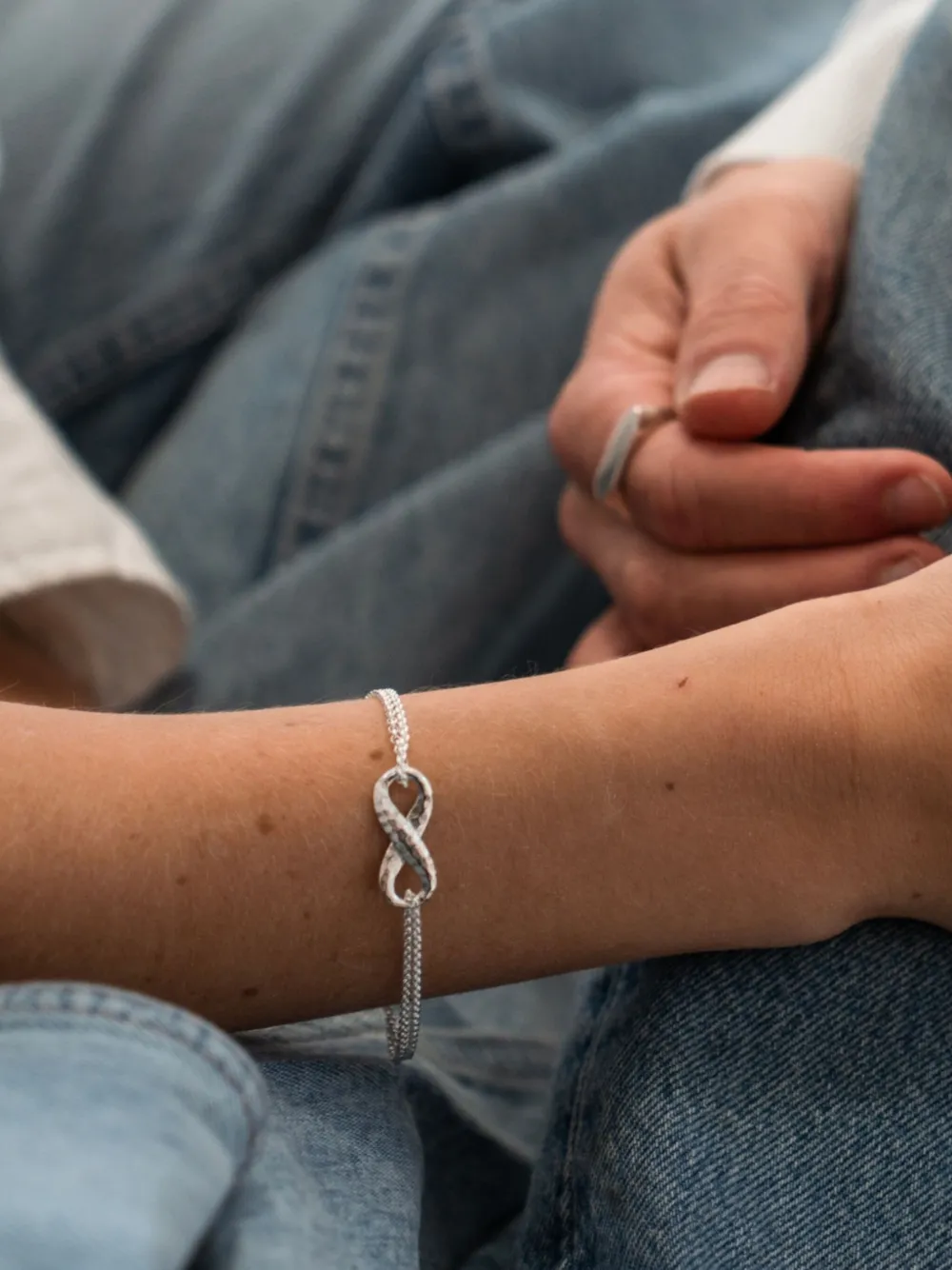 DOWER AND HALL Entwined Infinity armband met dubbele ketting - Zilver