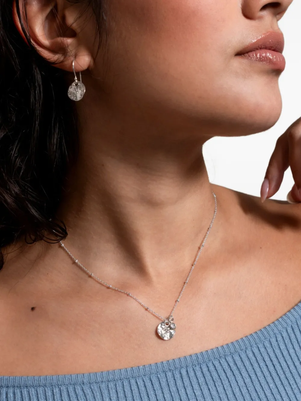 DOWER AND HALL hammered disc sapphire necklace | Image 2