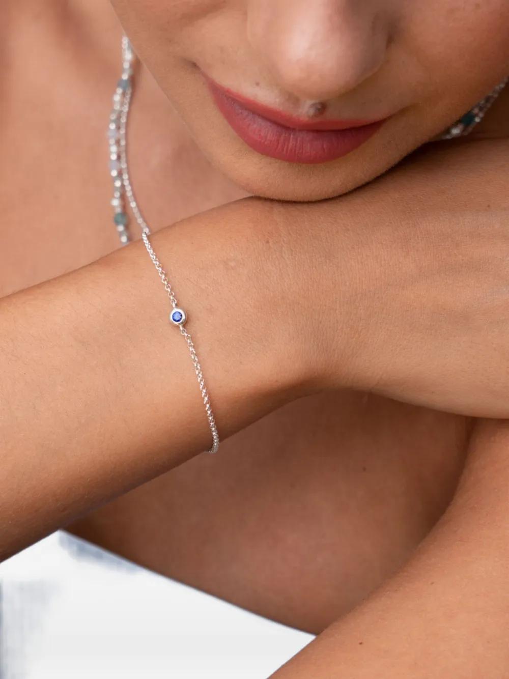DOWER AND HALL Dewdrop schakelarmband met saffier - Zilver