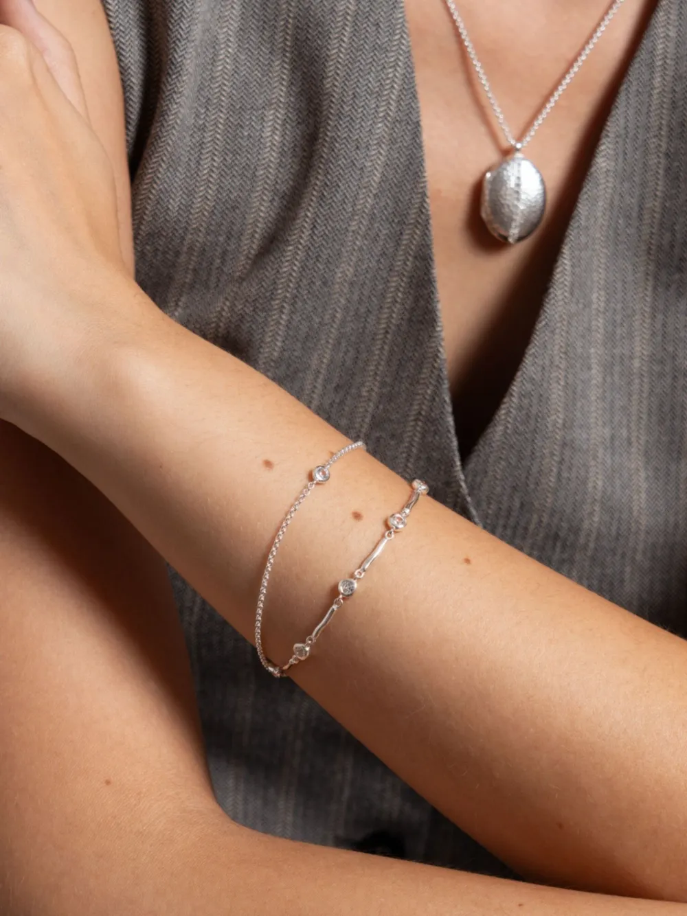DOWER AND HALL Dewdrop armband met saffier - Zilver