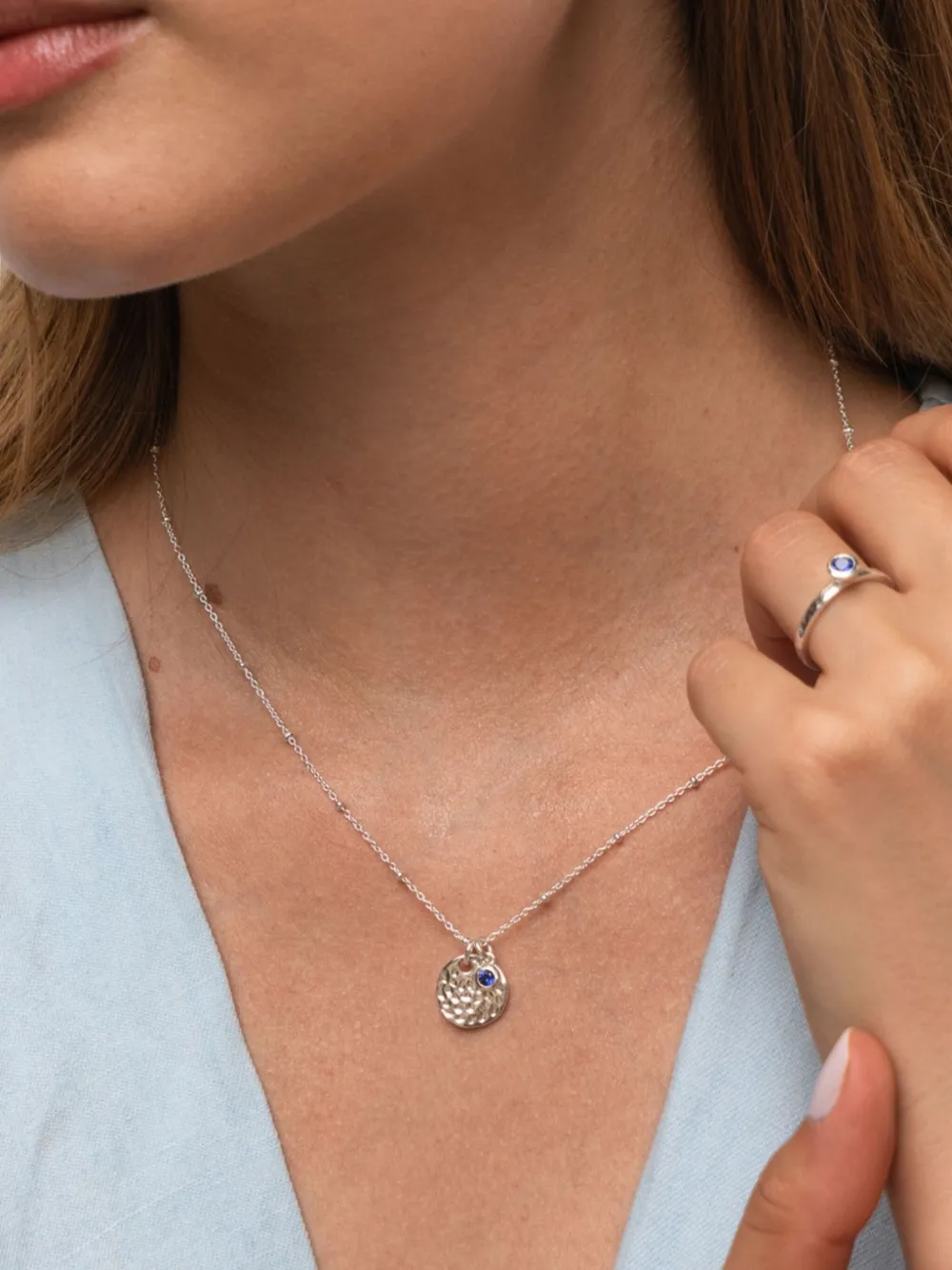 DOWER AND HALL Halsketting met saffier met gehamerde disc - Zilver