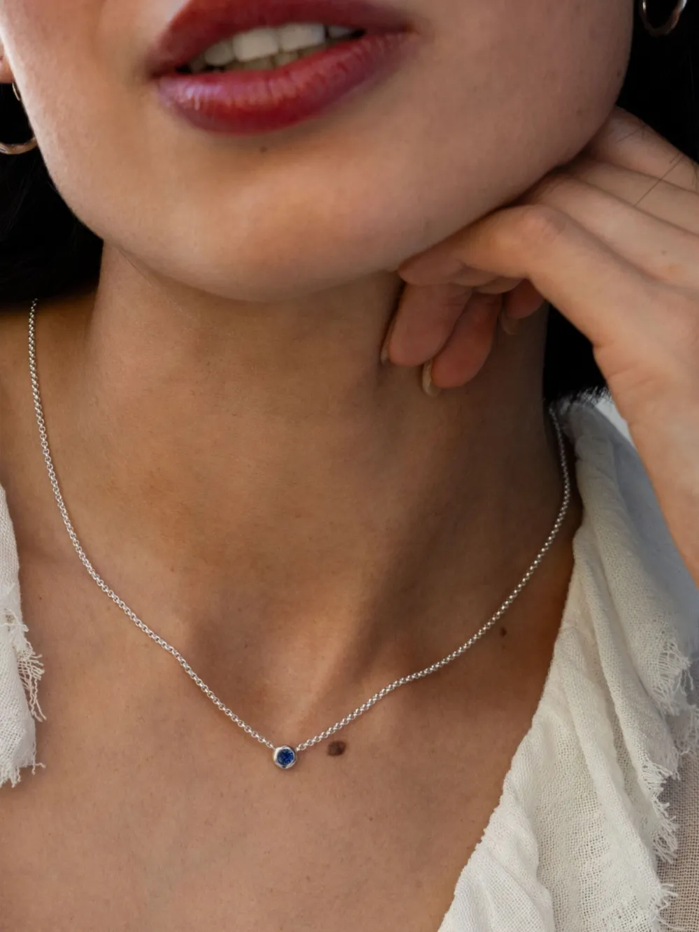 DOWER AND HALL Halsketting met ronde bedel met saffier - Zilver