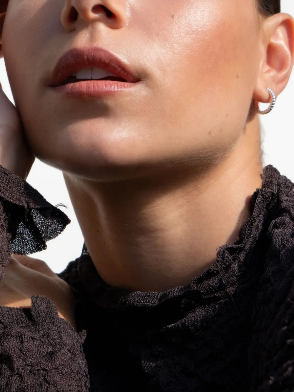 DOWER AND HALL aretes Twist pequeñas | Image 2