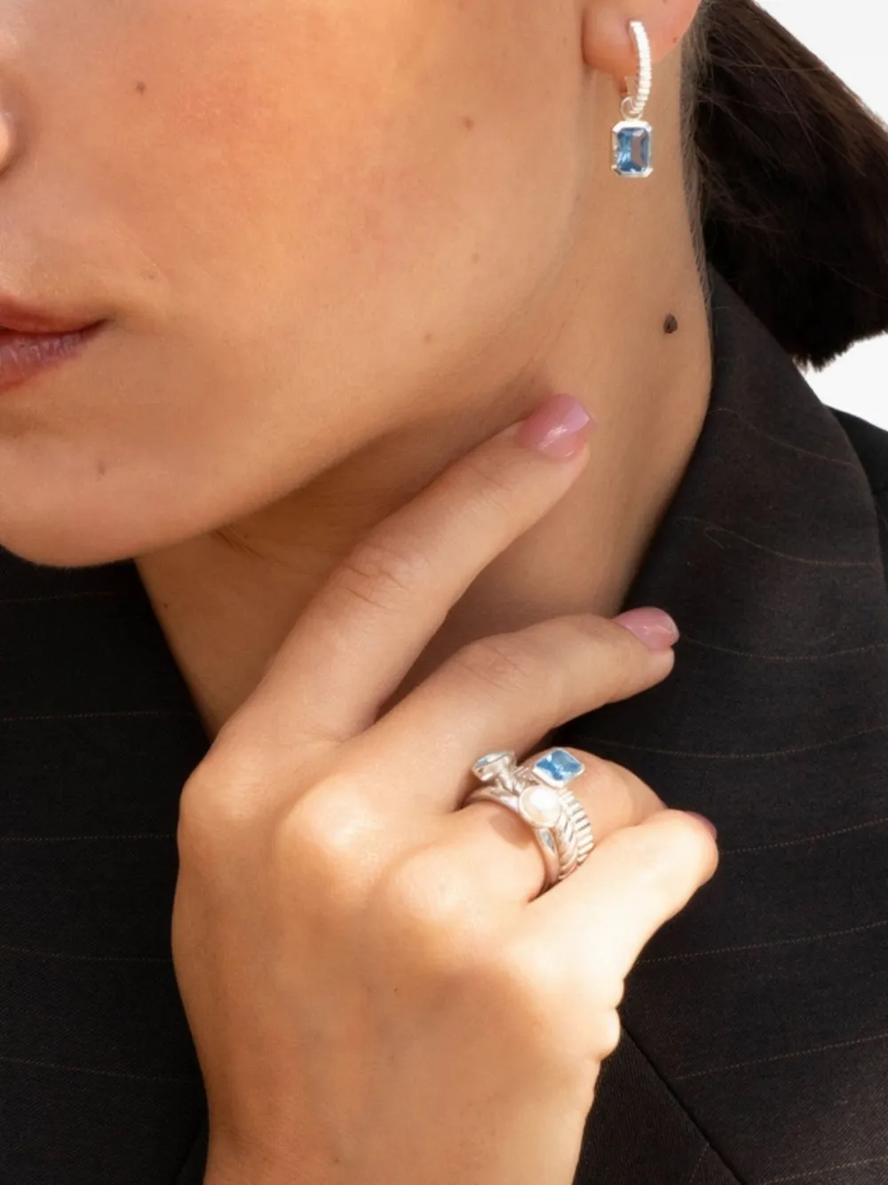 DOWER AND HALL Humbug oorbellen met blauwe topaas - Zilver