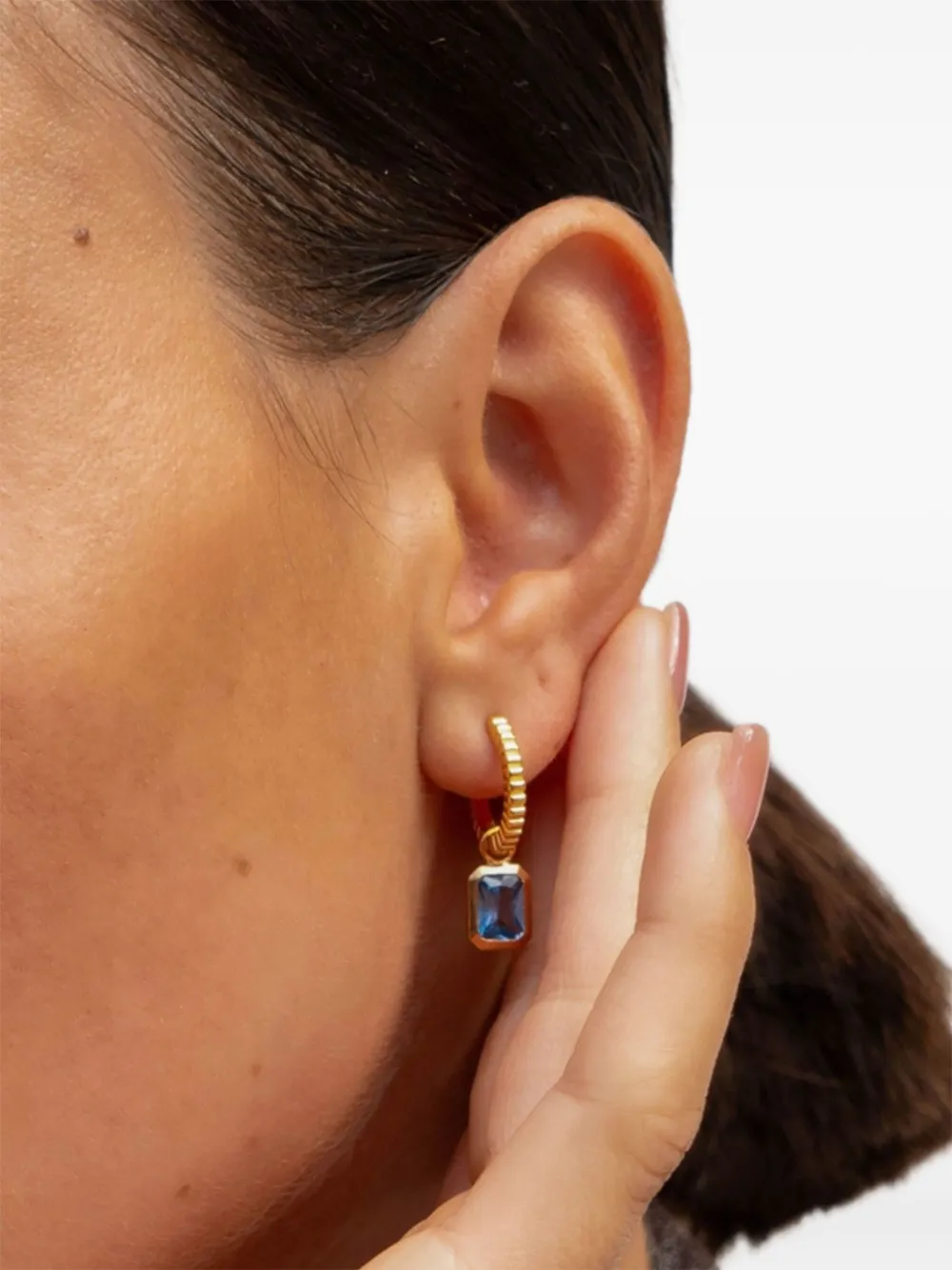 DOWER AND HALL Humbug oorbellen met blauwe topaas - Goud