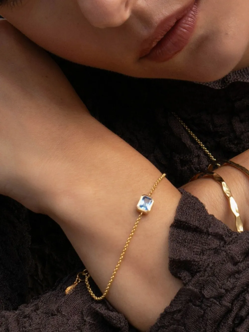 DOWER AND HALL Octagon schakelarmband met blauwe topaas - Goud