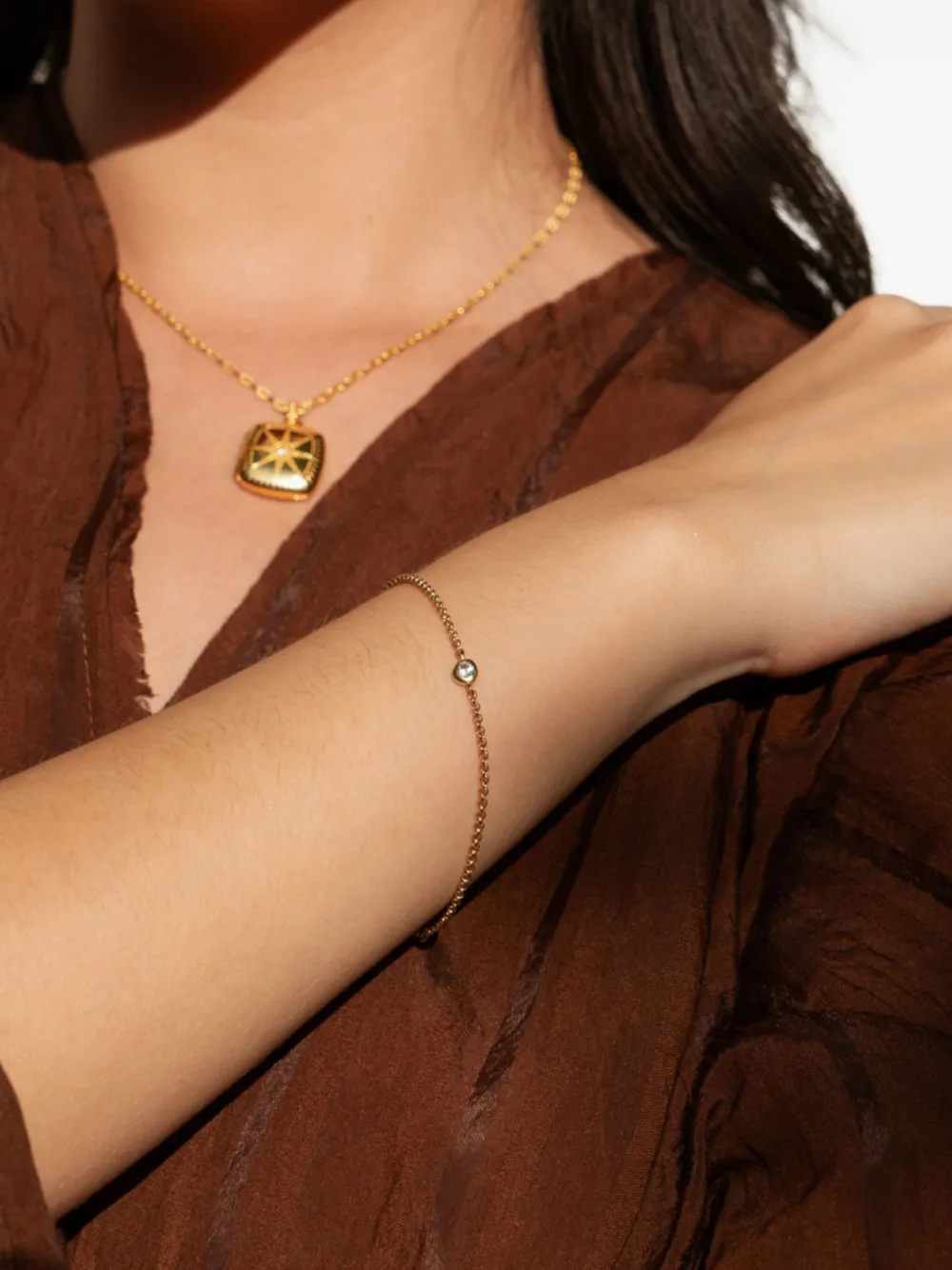 DOWER AND HALL Dewdrop schakelarmband met saffier - Goud