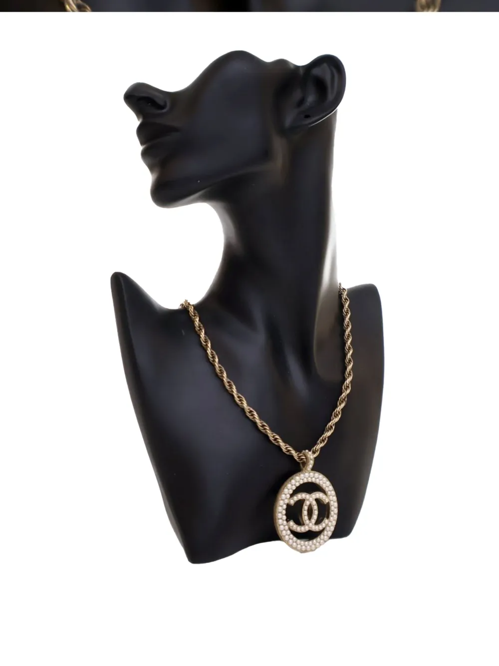 Pre-owned Chanel 2017 Gold Plated Faux Pearl Cc Round Pendant Necklace Costume Necklace In White
