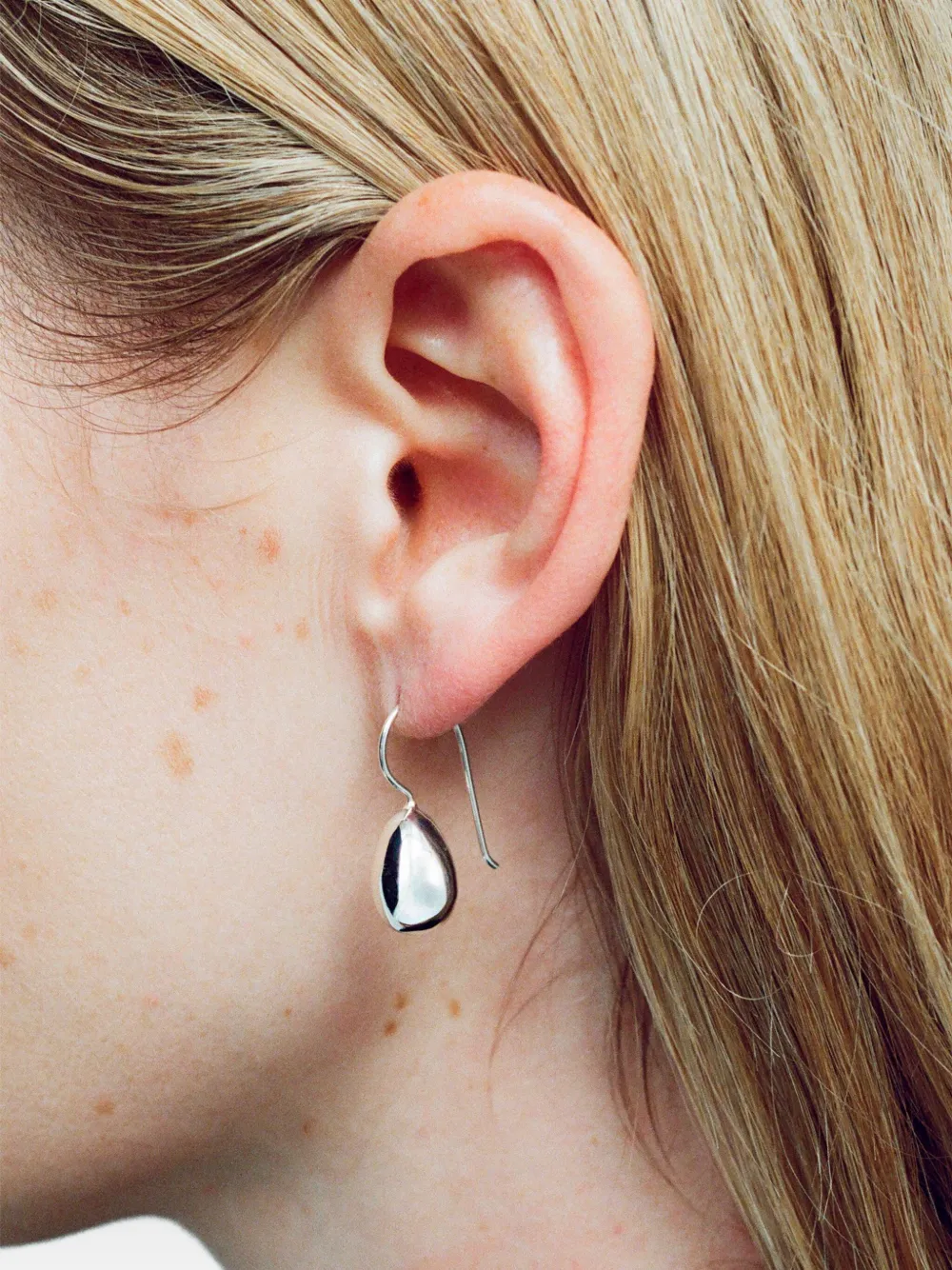Sophie Buhai aretes Petite Egg | Image 2