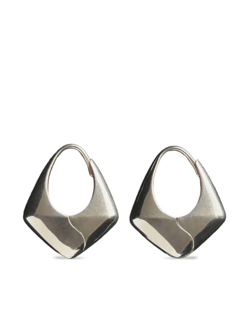 Sophie Buhai Pyramid sculptural hoop earrings - シルバートーン Sophie Buhai Pyramid sculptural hoop earrings - シルバートーン