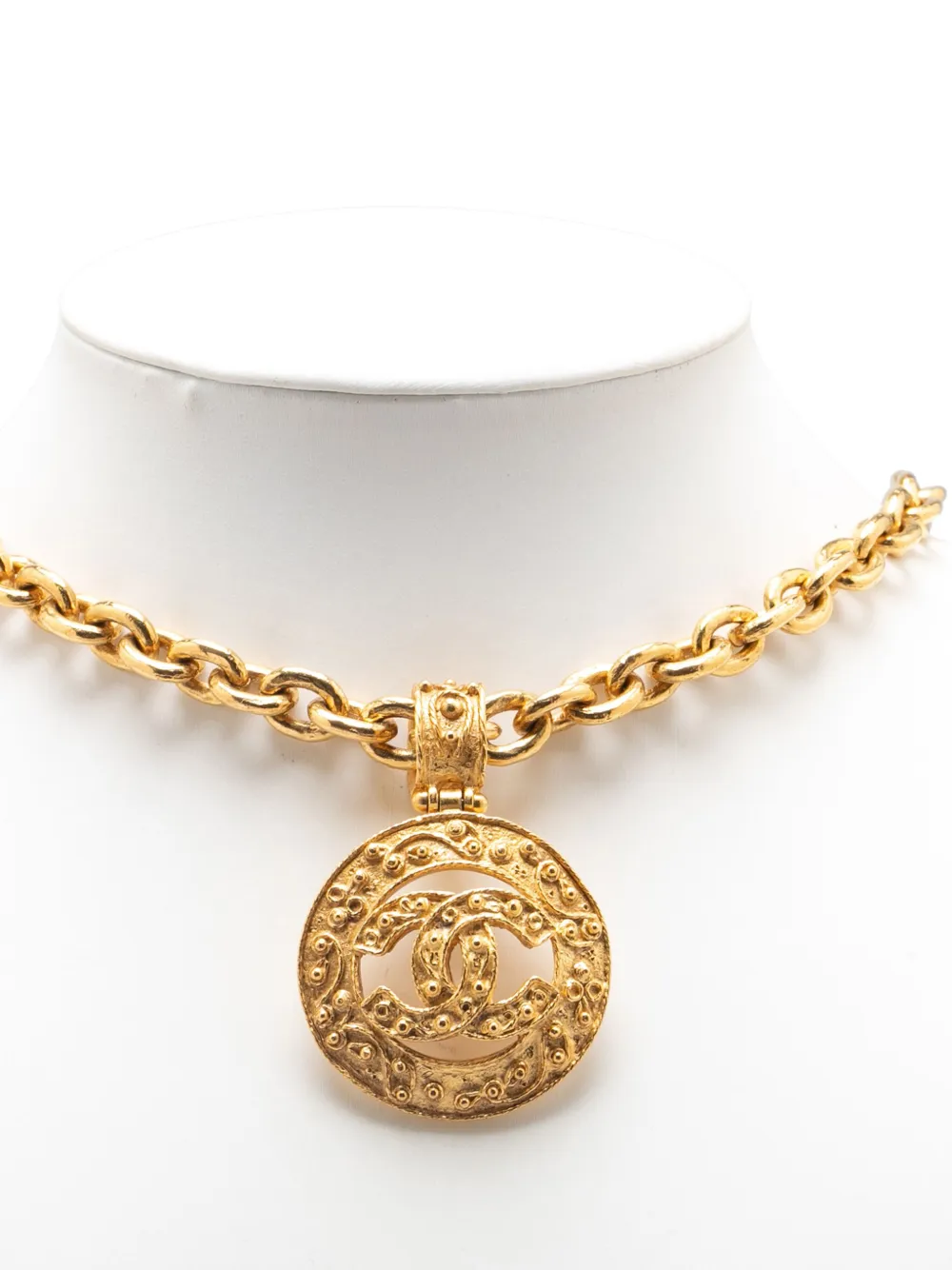Pre-owned Chanel 1994 Gold Plated Cc Round Pendant Necklace Costume Necklace