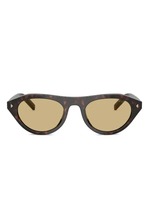 Prada Eyewear نظارة شمس بإطار عين القطة