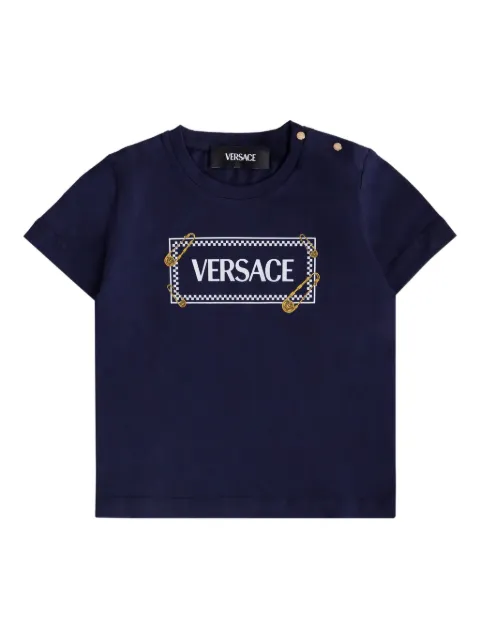Versace Kids تيشيرت بشعار الماركة وزينة دبوس