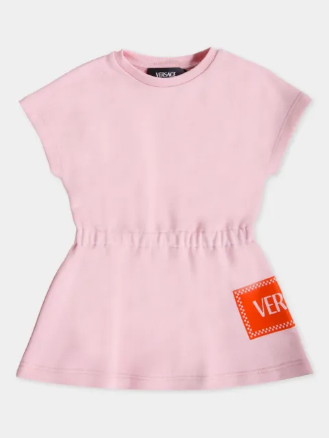 Versace Kids فستان بخصر مطاطي وطبعة شعار الماركة