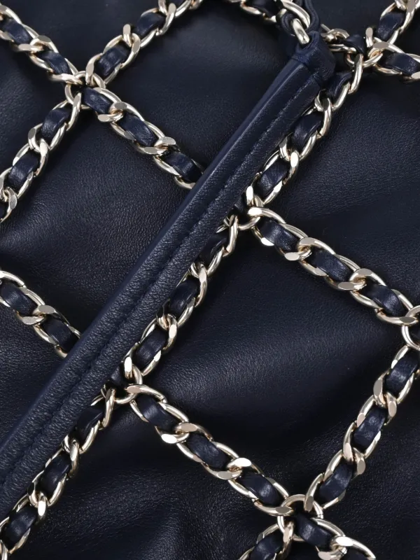 CHANEL Pre-Owned 2021 Chain Tote Shoulder Bag | Blue | FARFETCH display picture 3