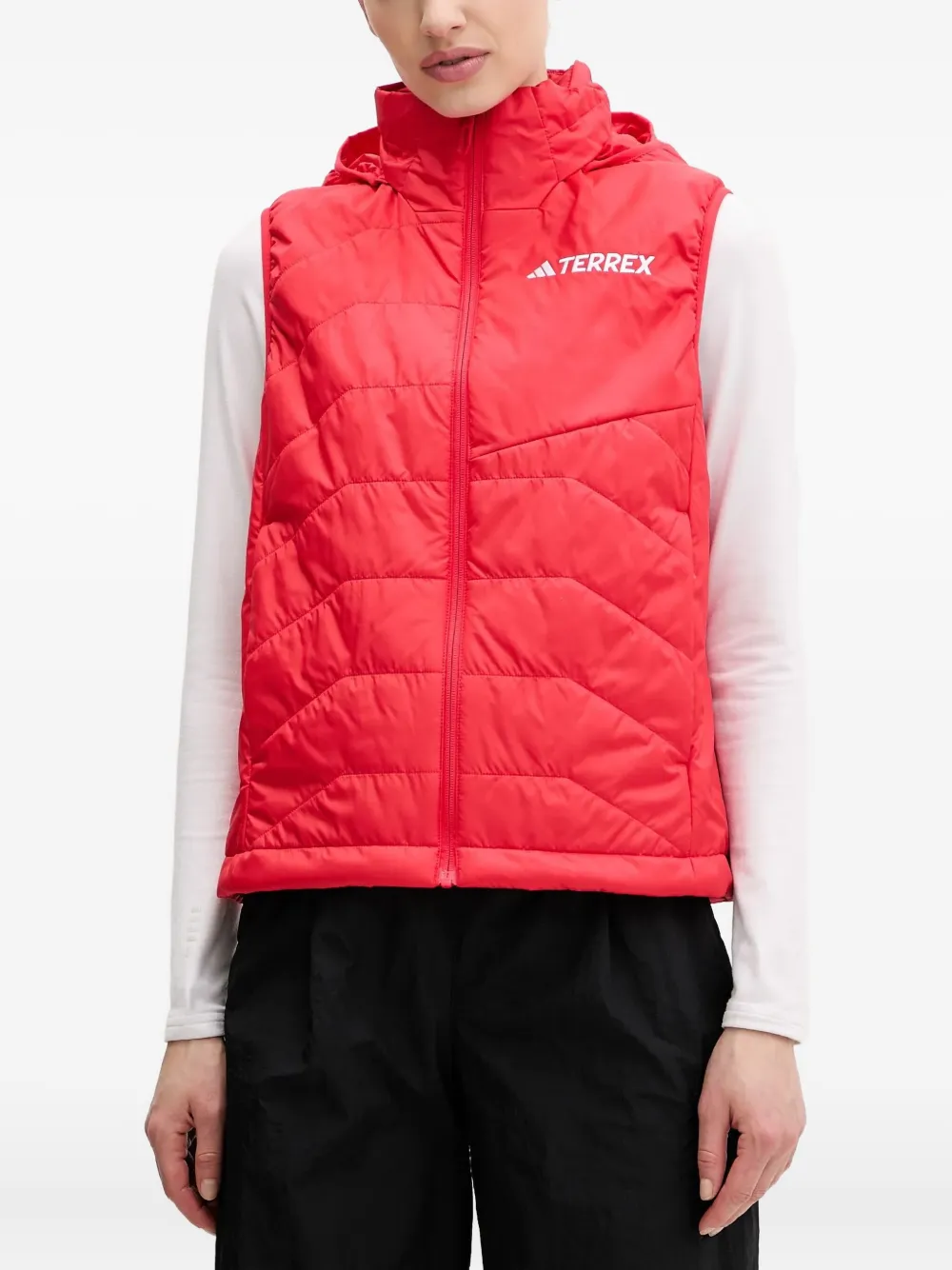 adidas フーデッド キルティングベスト - レッド adidas フーデッド キルティングベスト - レッド