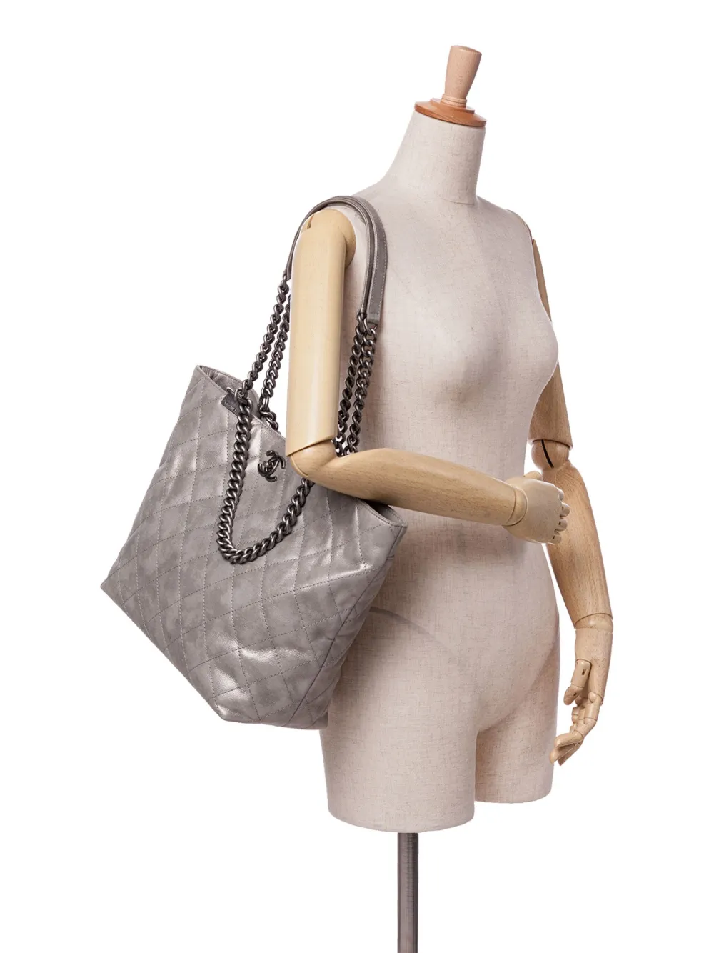 CHANEL Pre-Owned tote Shopping in Chains de piel de becerro capitonada iridiscente 2015-2016 | Estilos de archivo | Image 2
