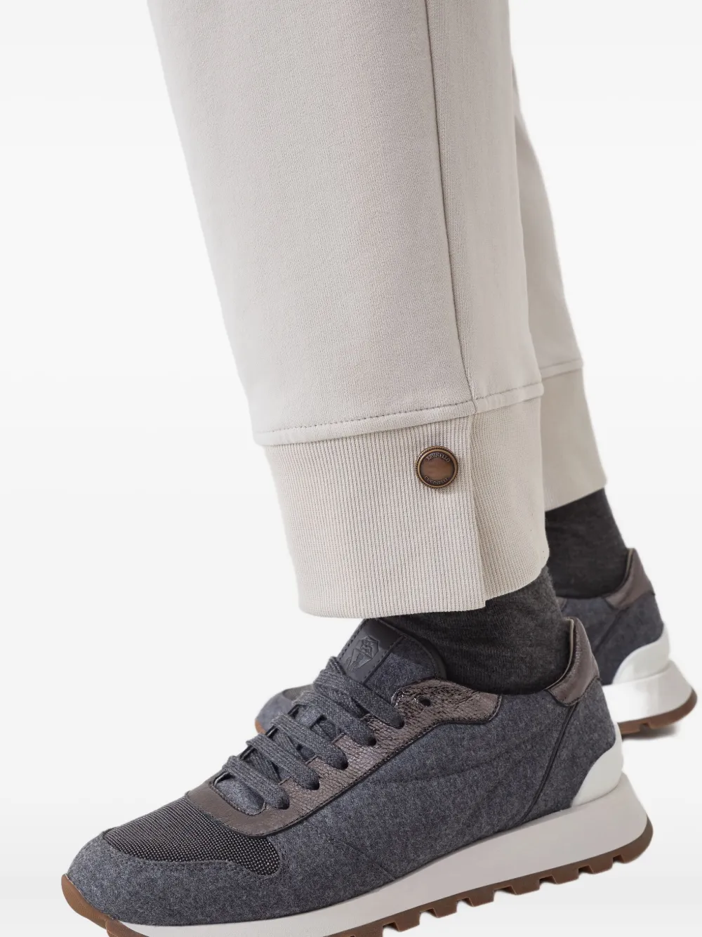 Brunello Cucinelli Joggingbroek met knoopmanchetten Beige