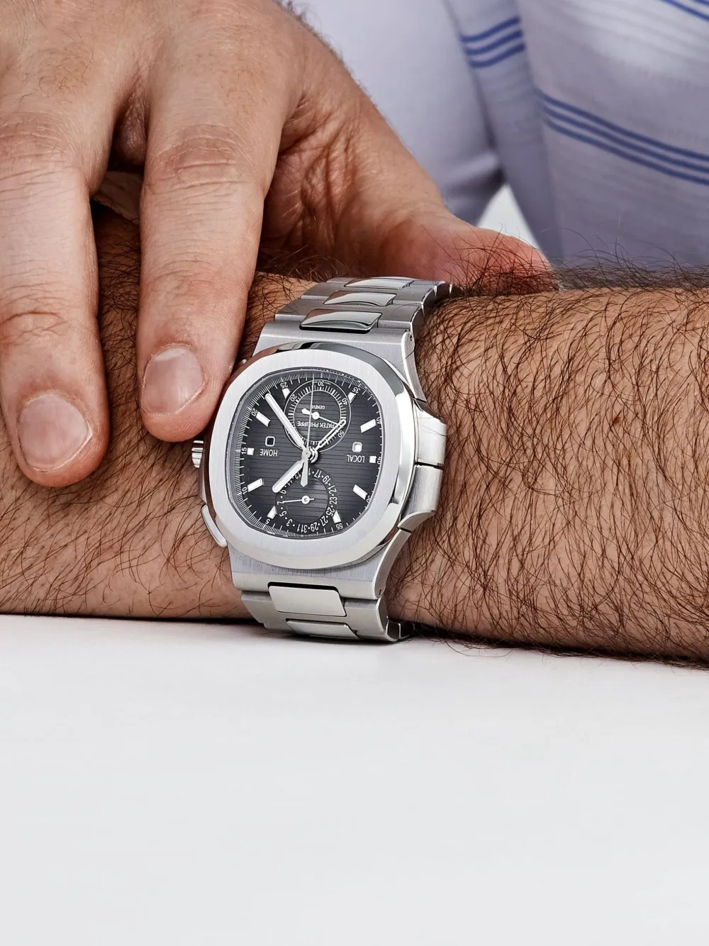 Patek Philippe Pre-Owned reloj Nautilus Travel Time de 40 mm | Relojes de vestir pre-owned | Image 2