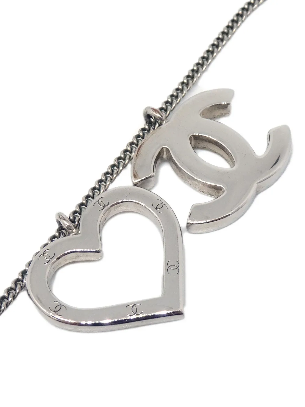 Pre-owned Chanel 2004 Cc Heart Chain Necklace In Silver