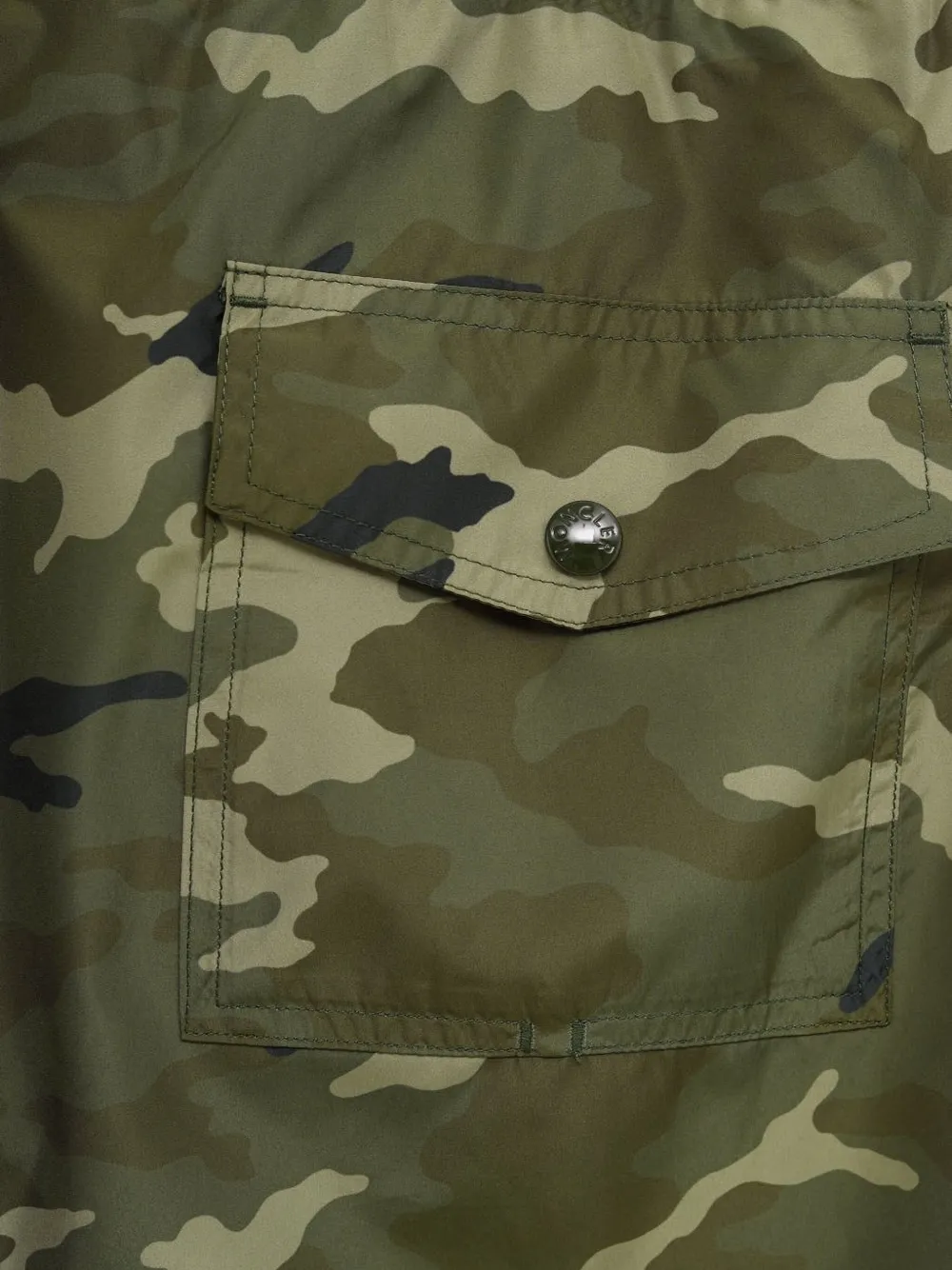Moncler Trainingsshorts met camouflageprint Groen