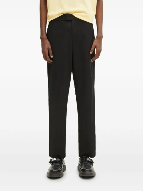 Represent pleated trousers