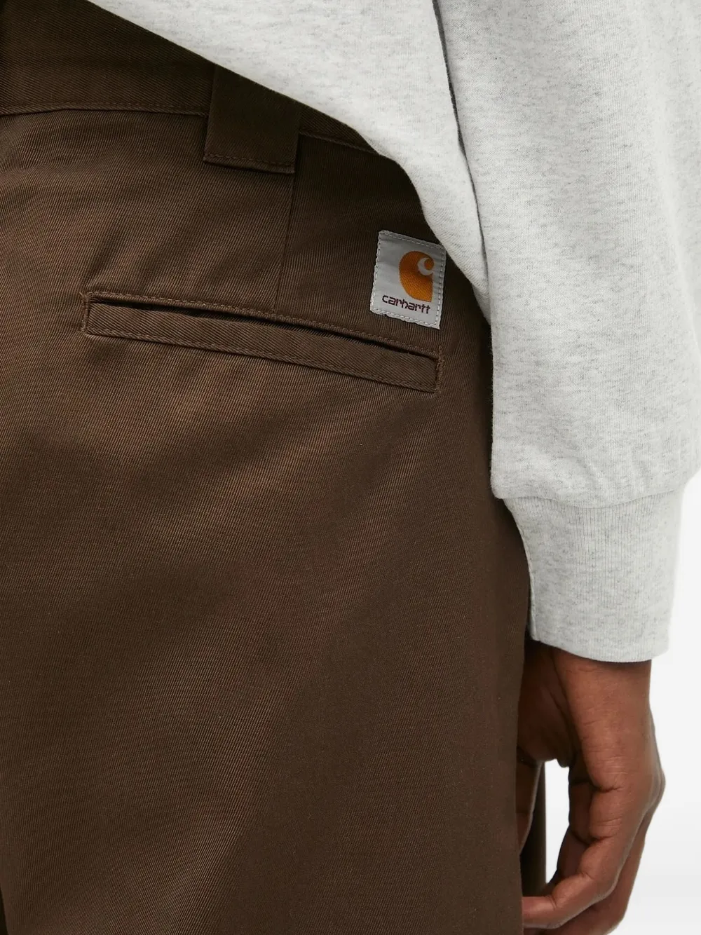 Carhartt WIP Broek met logopatch en platte voorkant Bruin
