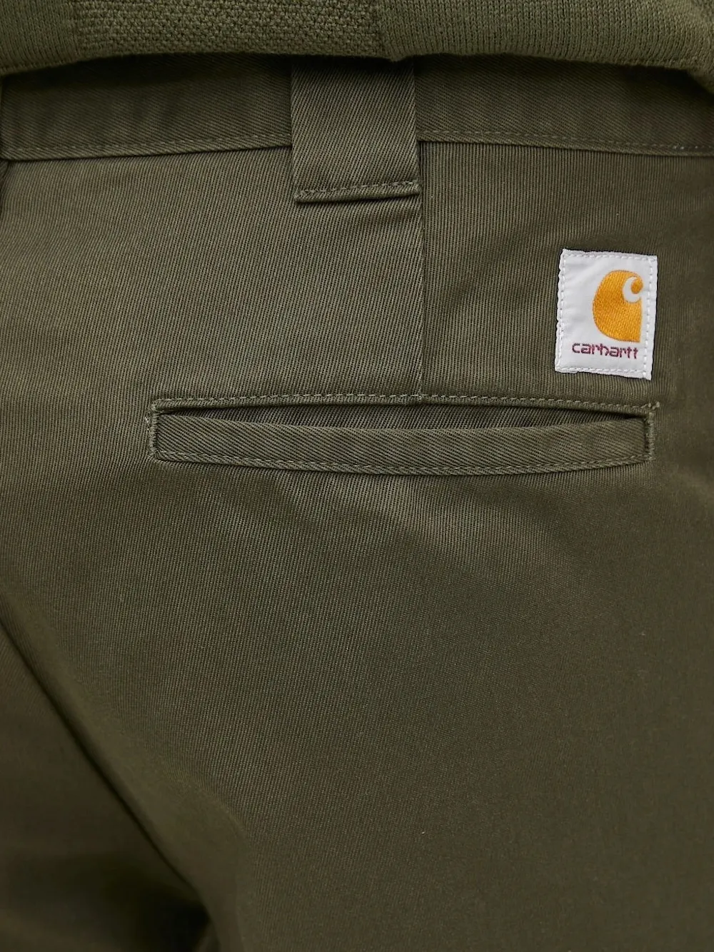 Carhartt WIP logo-patch flat-front trousers Groen