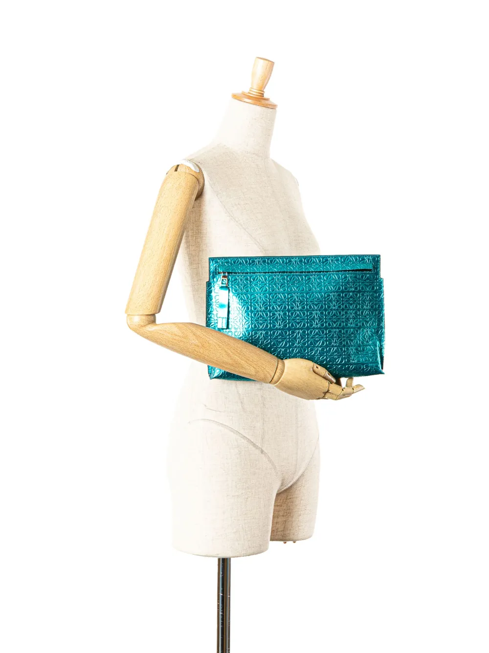 Loewe Pre-Owned 2015 Embossed Metallic Patent Anagram Repeat T Pouch clutch bag | Estilos de archivo | Image 2