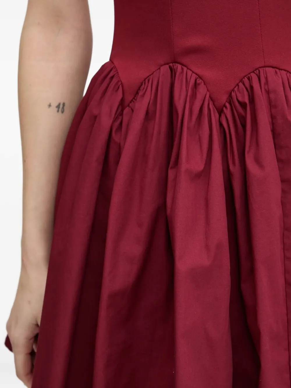 NEVER FULLY DRESSED Monika mini-jurk met gesmockte rok Rood