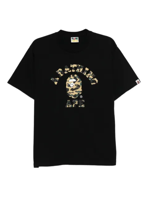 A BATHING APE® playera 1st Camo College