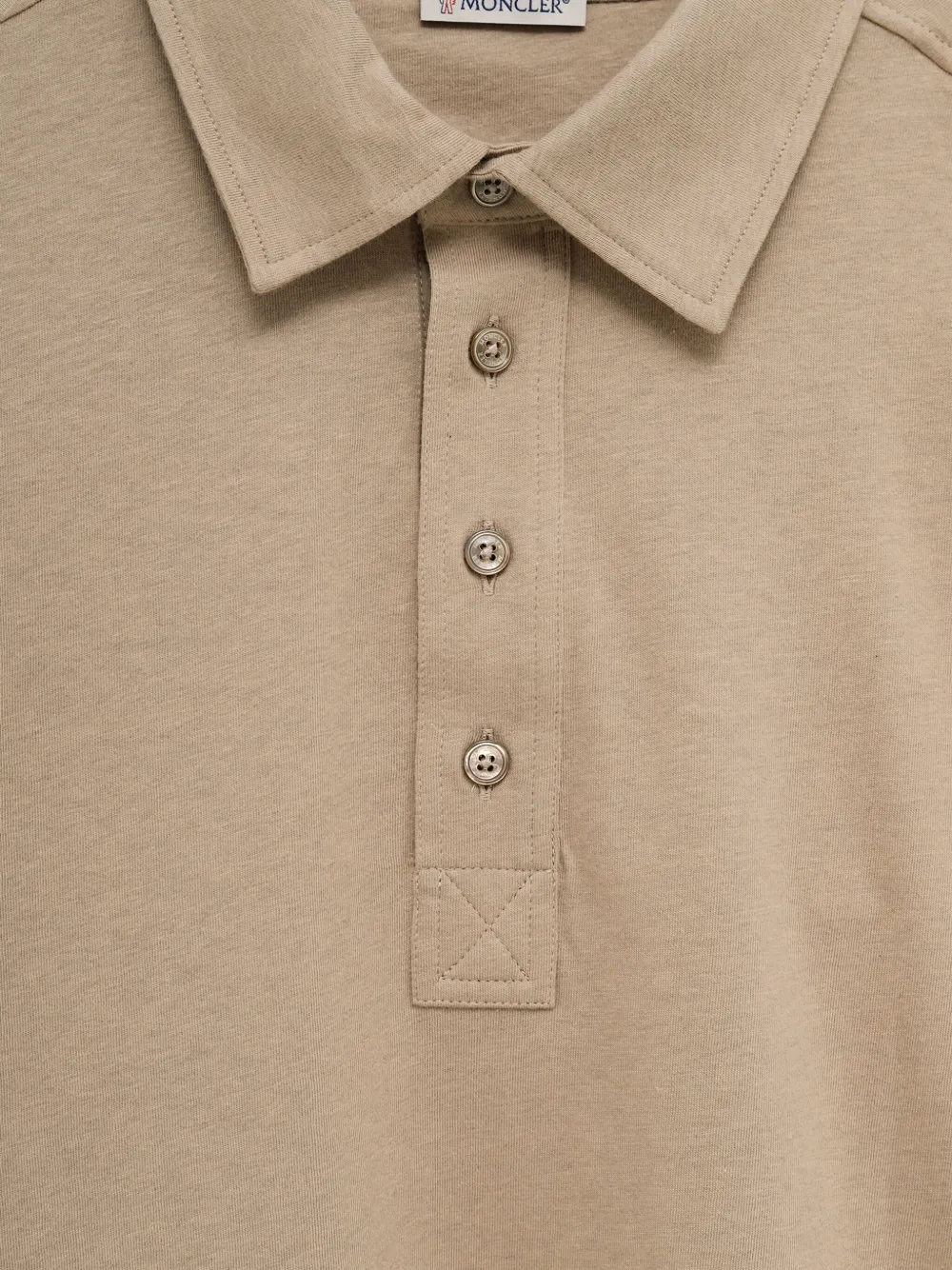 Moncler Poloshirt met logopatch en knopen Beige