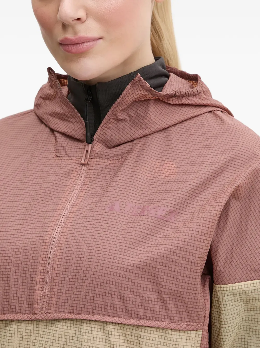 adidas Xploric Wind jack met capuchon en patroon Roze