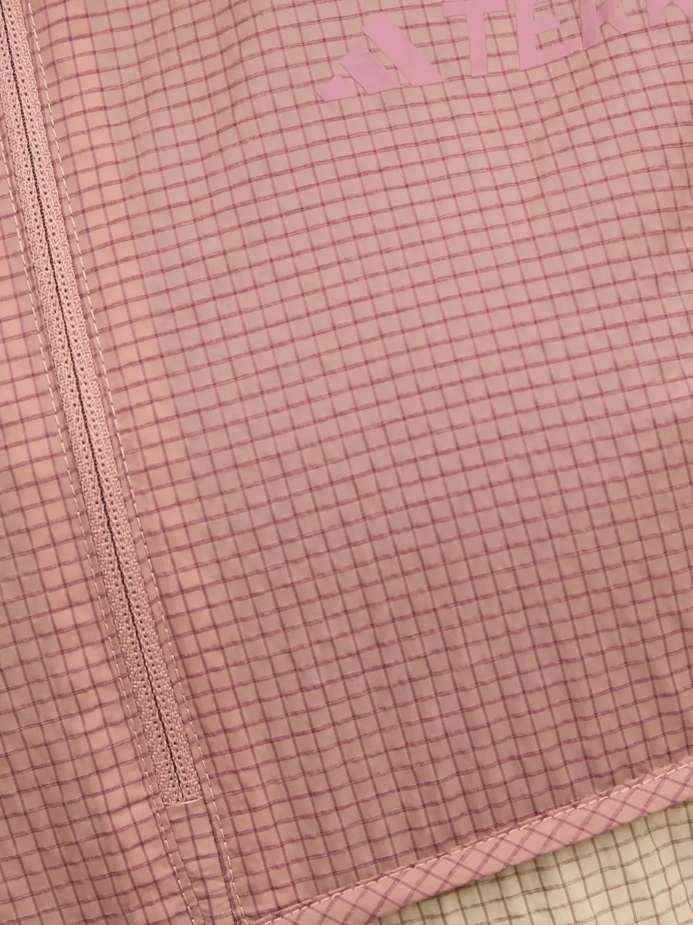 adidas Xploric Wind jack met capuchon en patroon Roze