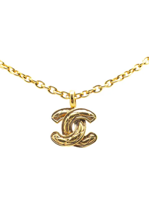 CHANEL Pre-Owned collar con colgante CC acolchado bañado en oro 1970-1980