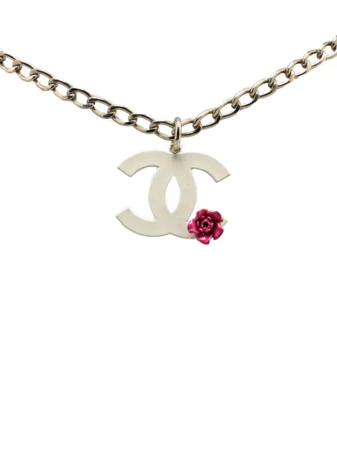 CHANEL Pre-Owned 2004 Silver and Resin Halskette mit CC Camellia-Anhänger