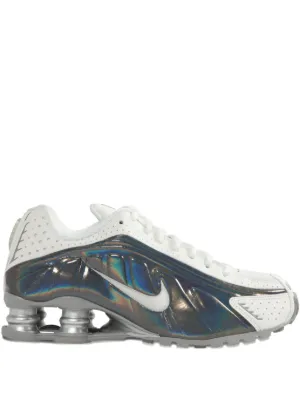 Nike Shox R4 “Metallic Gold” スニーカー | ホワイト | FARFETCH JP