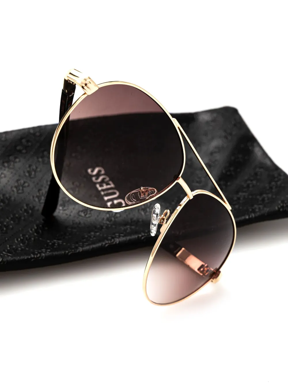 GUESS EYEWEAR Zonnebril met piloten montuur Goud