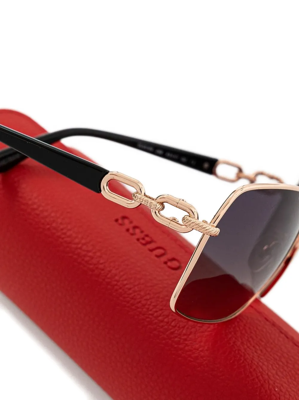 GUESS EYEWEAR Zonnebril met vierkant montuur en schakelketting Zwart