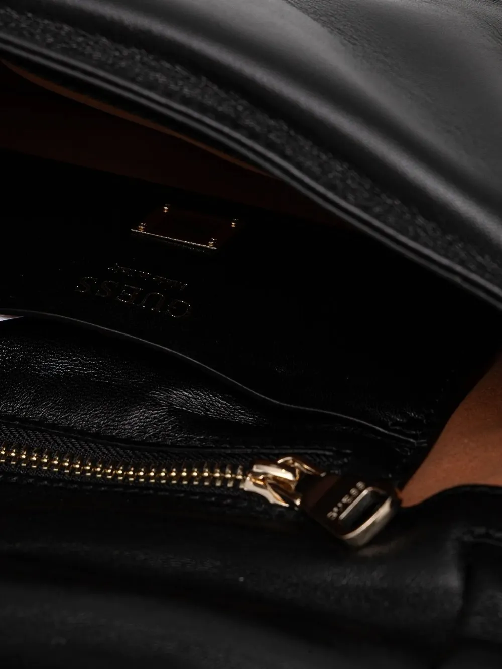 GUESS USA Alizee flap-detail shoulder bag Zwart