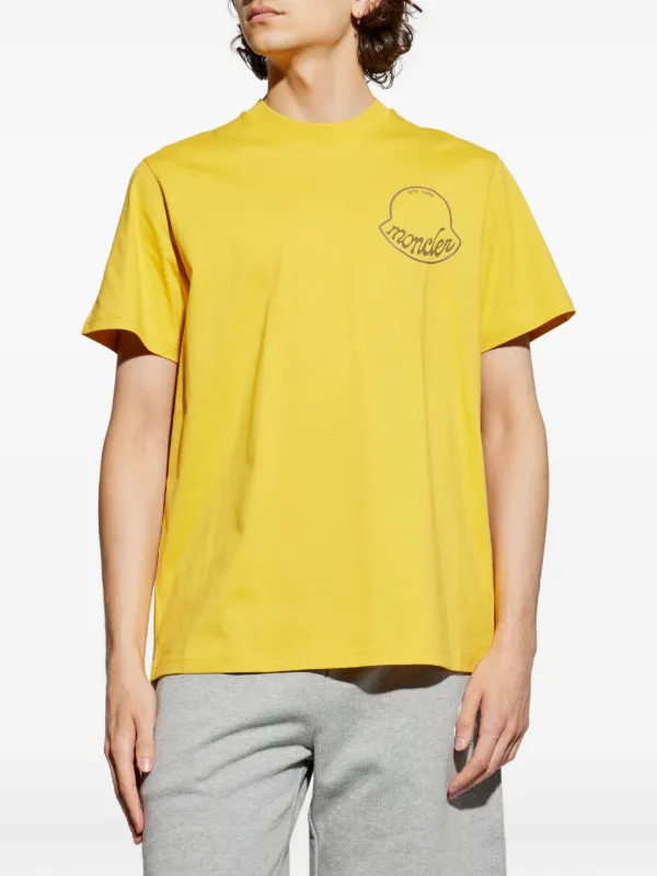 【関税込み】Moncler イエロー ロゴ刺繍パッチ Tシャツ Moncler logo-print T-shirt | Yellow | FARFETCH